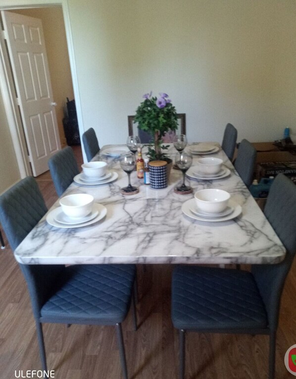 Dining - Fell like home one hour away from Washington DC private parking and patio  (Hagerstown)