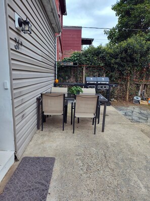 Outdoor dining - Fell like home one hour away from Washington DC private parking and patio  (Hagerstown)