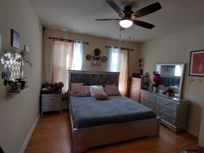 Room - Fell like home one hour away from Washington DC private parking and patio  (Hagerstown)