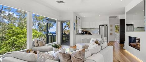 Télévision, cheminée