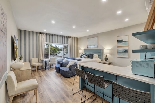 AZUL on Avenida Del Mar, 5 Suites! (1/2 Mile to the Pier!)