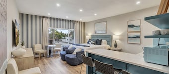 AZUL on Avenida Del Mar, 5 Suites! (1/2 Mile to the Pier!)