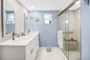 Douche, baignoire à jets, sèche-cheveux, serviettes fournies