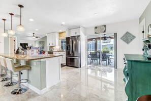 冷蔵庫、電子レンジ、オーブン、コンロ