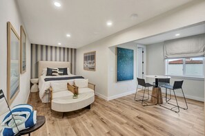 Iron/ironing board, free WiFi, bed sheets - AZUL on Avenida Del Mar, 5 Suites (1/2 Mile to the PIER!) (San Clemente)