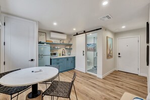 Dining - AZUL on Avenida Del Mar (1/2 Mile to the PIER!) 5 Suites (San Clemente)