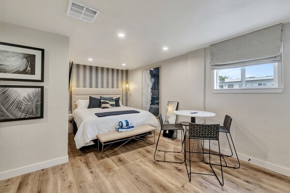 Iron/ironing board, free WiFi, bed sheets - AZUL on Avenida Del Mar (1/2 Mile to the PIER!) 5 Suites (San Clemente)