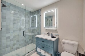 Hair dryer, towels, toilet paper - AZUL on Avenida Del Mar (1/2 Mile to the PIER!) 5 Suites (San Clemente)