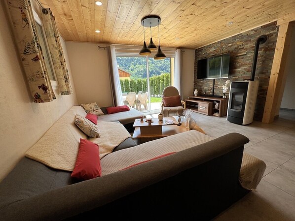 Smart TV - Whole house: chalet - Saint-Jean-Saint-Nicolas, France (Saint-Jean-Saint-Nicolas)