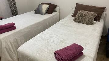 2 quartos, ferros/tábuas de passar roupa, Wi-Fi de cortesia