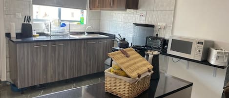 Geladeira, micro-ondas, fogão, cooktop