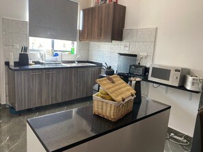 ثلاجة، ميكروويف، فرن، موقد طهي مسطح