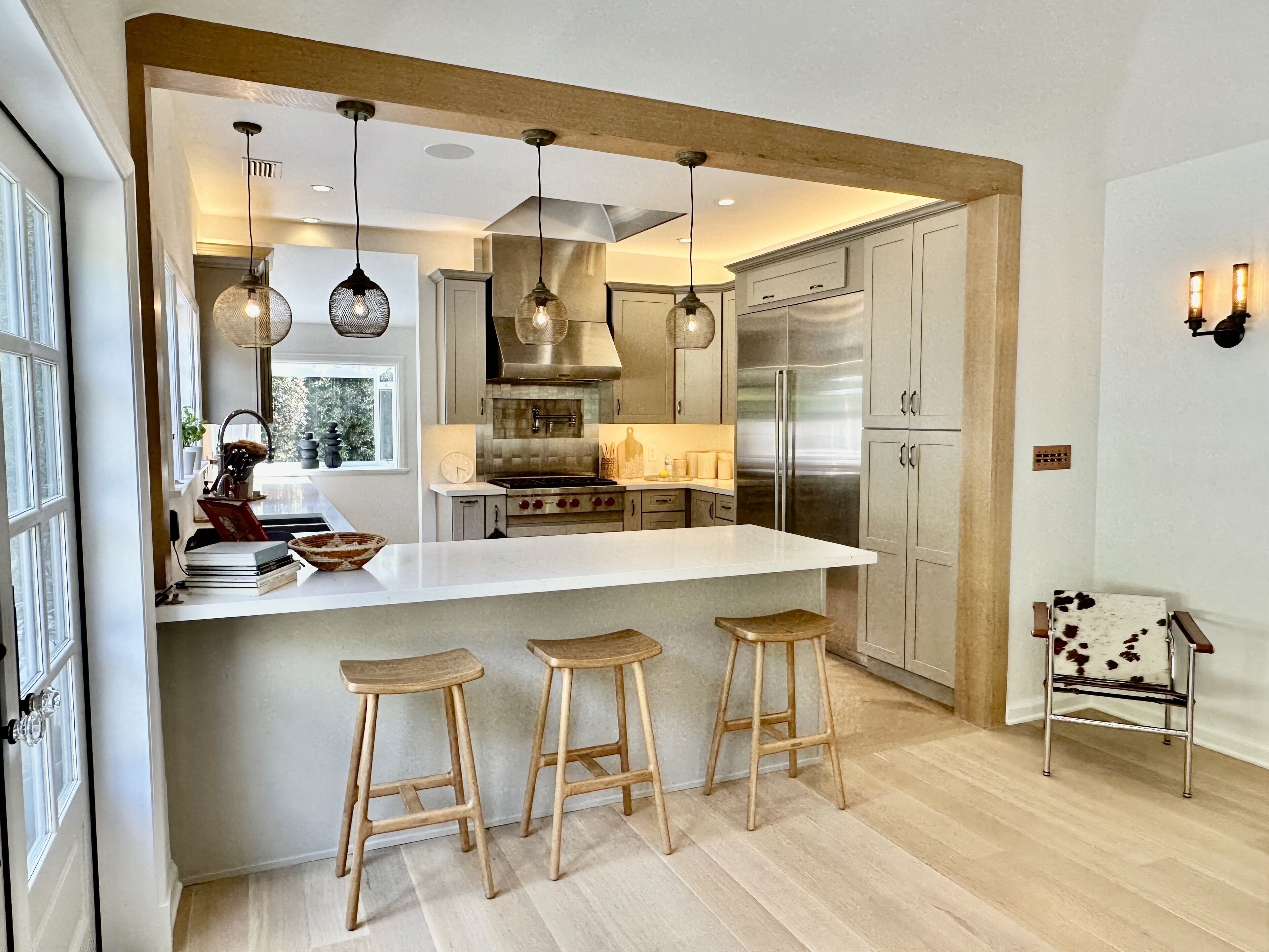 Een koelkast, een oven, een kookplaat, een vaatwasser