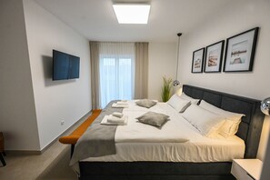 3 bedrooms, in-room safe, desk, iron/ironing board