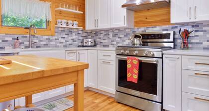 Perfect Maine Getaway in a Recently Renovated Cabin!