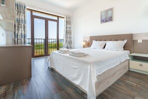 4 bedrooms, in-room safe, desk, iron/ironing board - Villa Poemia- a boutique villa with unique sea view- 5 min from the beach! (Rogachevo)