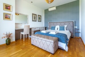 4 habitaciones, caja de seguridad en la habitación y escritorio 