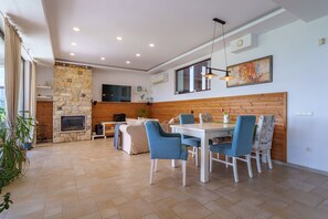 Dining - Villa Poemia- a boutique villa with unique sea view- 5 min from the beach! (Rogachevo)