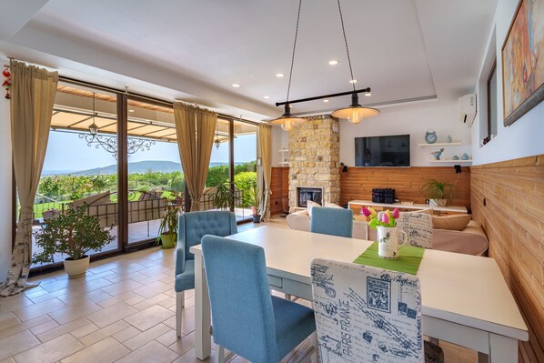 Dining - Villa Poemia- a boutique villa with unique sea view- 5 min from the beach! (Rogachevo)