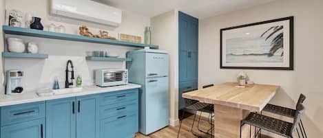Kühlschrank, Wasserkocher mit Kaffee-/Teezubehör, Toaster