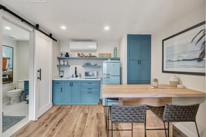 Kühlschrank, Wasserkocher mit Kaffee-/Teezubehör, Toaster