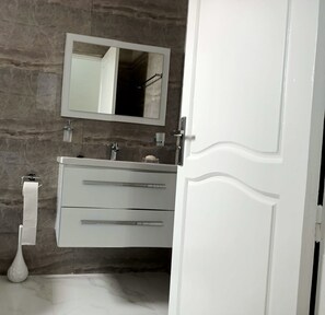 Douche, sèche-cheveux, serviettes fournies, savon