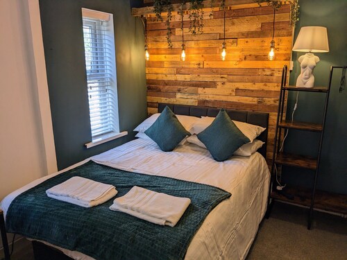 Stylish, Comfortable House, sleeps 4 to 6