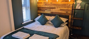 Stylish, Comfortable House, sleeps 4 to 6