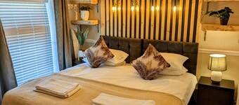 Stylish, Comfortable House, sleeps 4 to 6