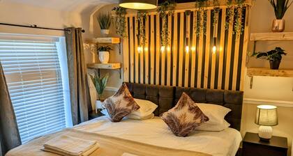 Stylish, Comfortable House, sleeps 4 to 6