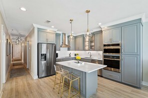 ثلاجة، ميكروويف، فرن، موقد طهي مسطح