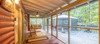 True Log Cabin near Helen, Ga, secluded and peaceful oasis. 