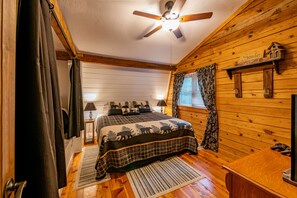 3 bedrooms, iron/ironing board, free WiFi, bed sheets - True Log Cabin near Helen, Ga, secluded and peaceful oasis. (Sautee Nacoochee)