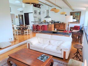 Televisión, libros, estéreo y monitor de computadora