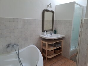 Tina y regadera independientes, secadora de cabello, toallas, jabón