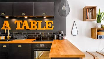 Fridge, oven, stovetop, coffee/tea maker
