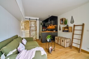 Tenis de mesa, libros y estéreo