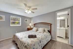 2 bedrooms, desk, iron/ironing board, free WiFi - Southland Breezy Dreams - 10 Minutes to beach (Venice)