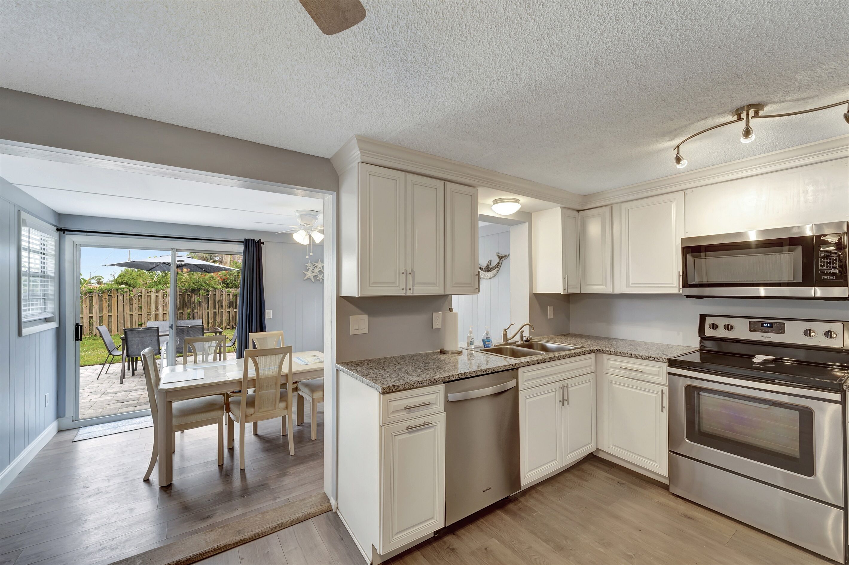 ثلاجة، ميكروويف، فرن، موقد طهي مسطح