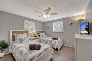 2 bedrooms, desk, iron/ironing board, WiFi