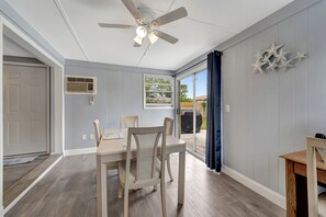 Interior - Southland Breezy Dreams - 10 Minutes to beach (Venice)