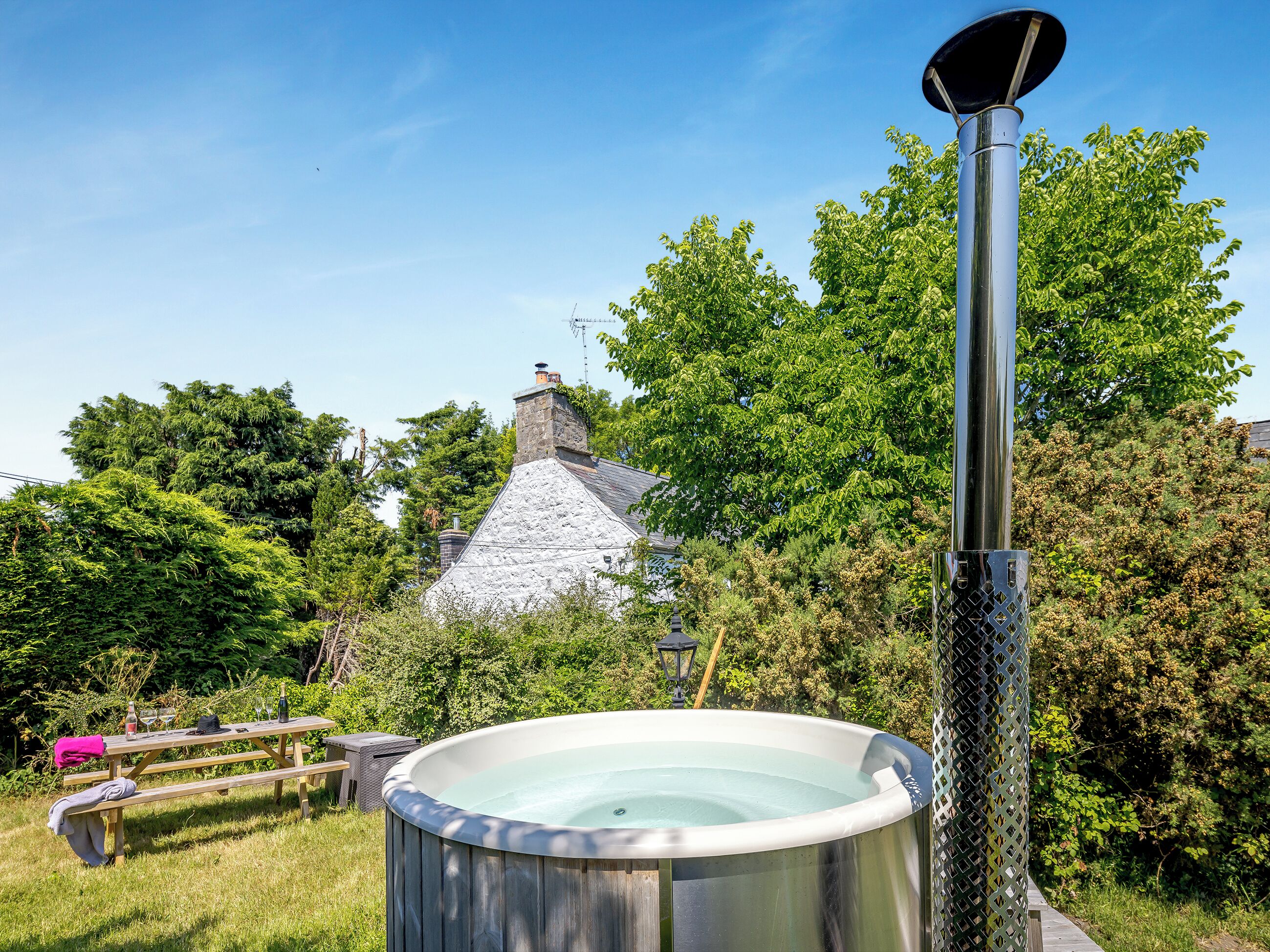 Bañera de hidromasaje al aire libre