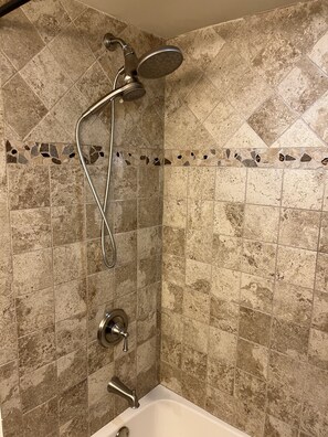 Dusche, Handtücher, Seife, Shampoo