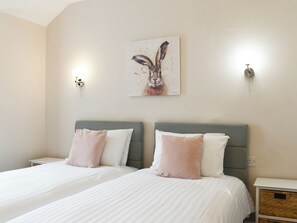 5 bedrooms, free WiFi, bed sheets