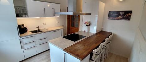 Een koelkast, een magnetron, een oven, een kookplaat