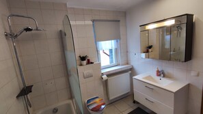 Hair dryer, towels, soap, toilet paper - Large, modern furnished vacation apartment. (Saalfeld/Saale)