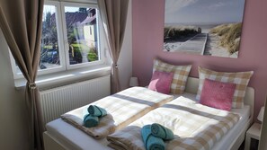 3 bedrooms, free WiFi, bed sheets - Large, modern furnished vacation apartment. (Saalfeld/Saale)