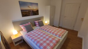 3 bedrooms, free WiFi, bed sheets - Large, modern furnished vacation apartment. (Saalfeld/Saale)
