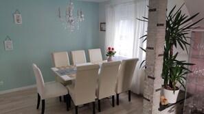 Dining - Large, modern furnished vacation apartment. (Saalfeld/Saale)