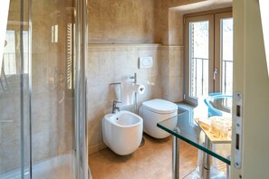 Ducha, secador de pelo, bidet, toallas